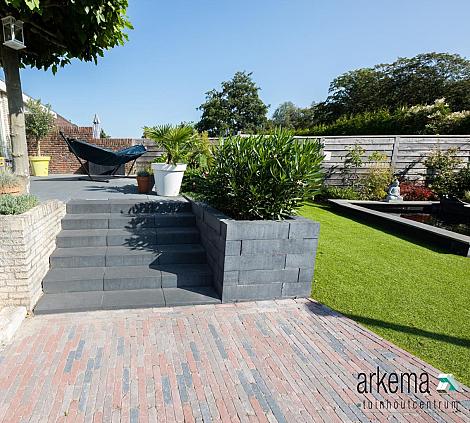 Traptrede 60x30x15 cm indus black kleurecht met facet